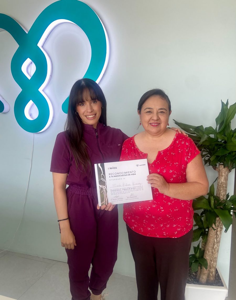 Paciente nutriADN con su diploma RAÍCES