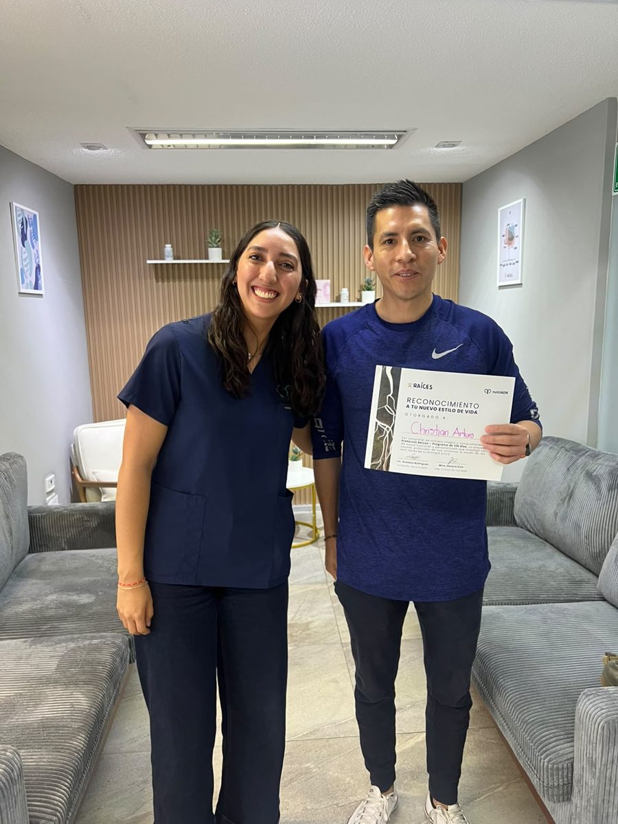 Paciente nutriADN con su diploma RAÍCES