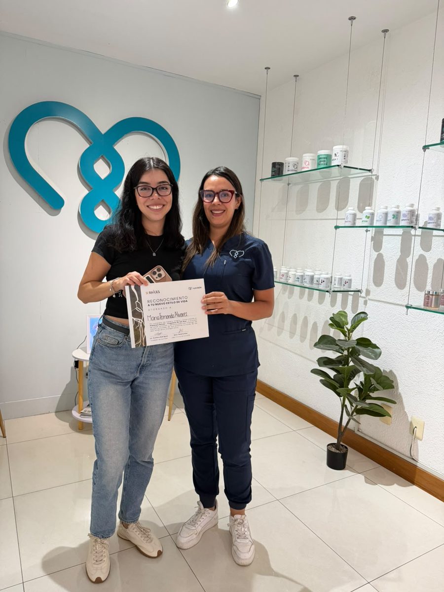 Paciente nutriADN con su diploma RAÍCES